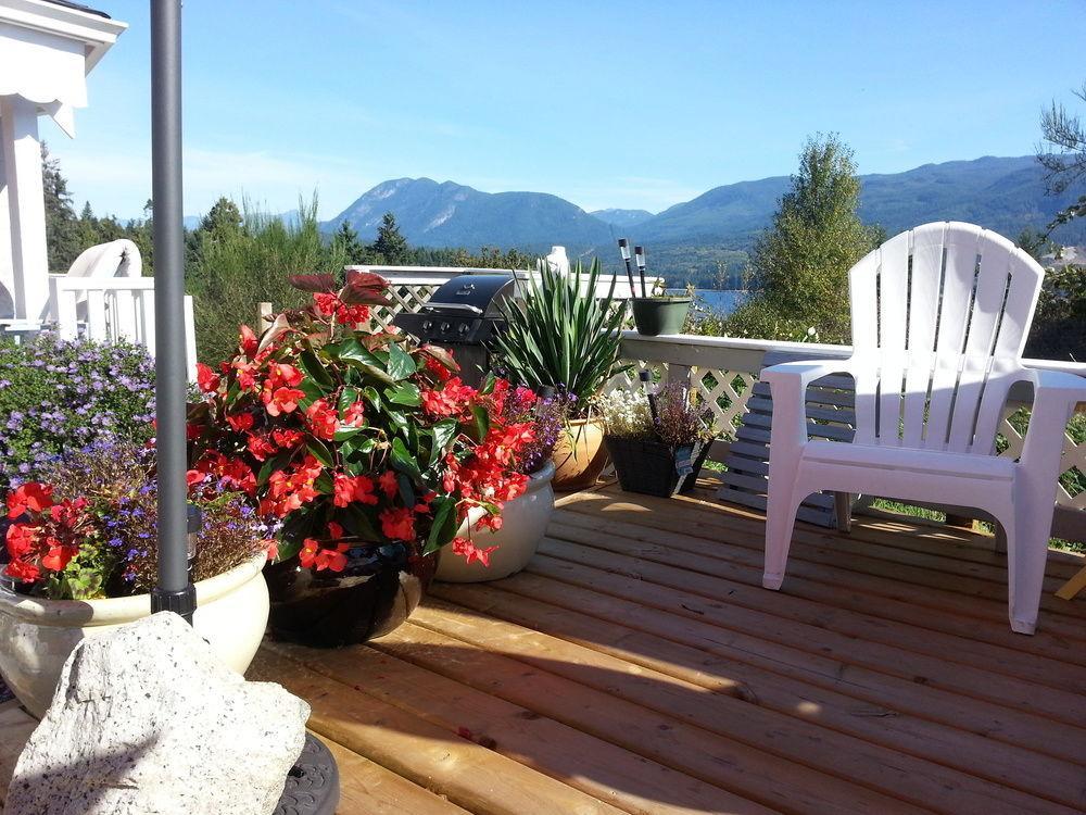 Above The Inlet Hotel Sechelt Exterior photo